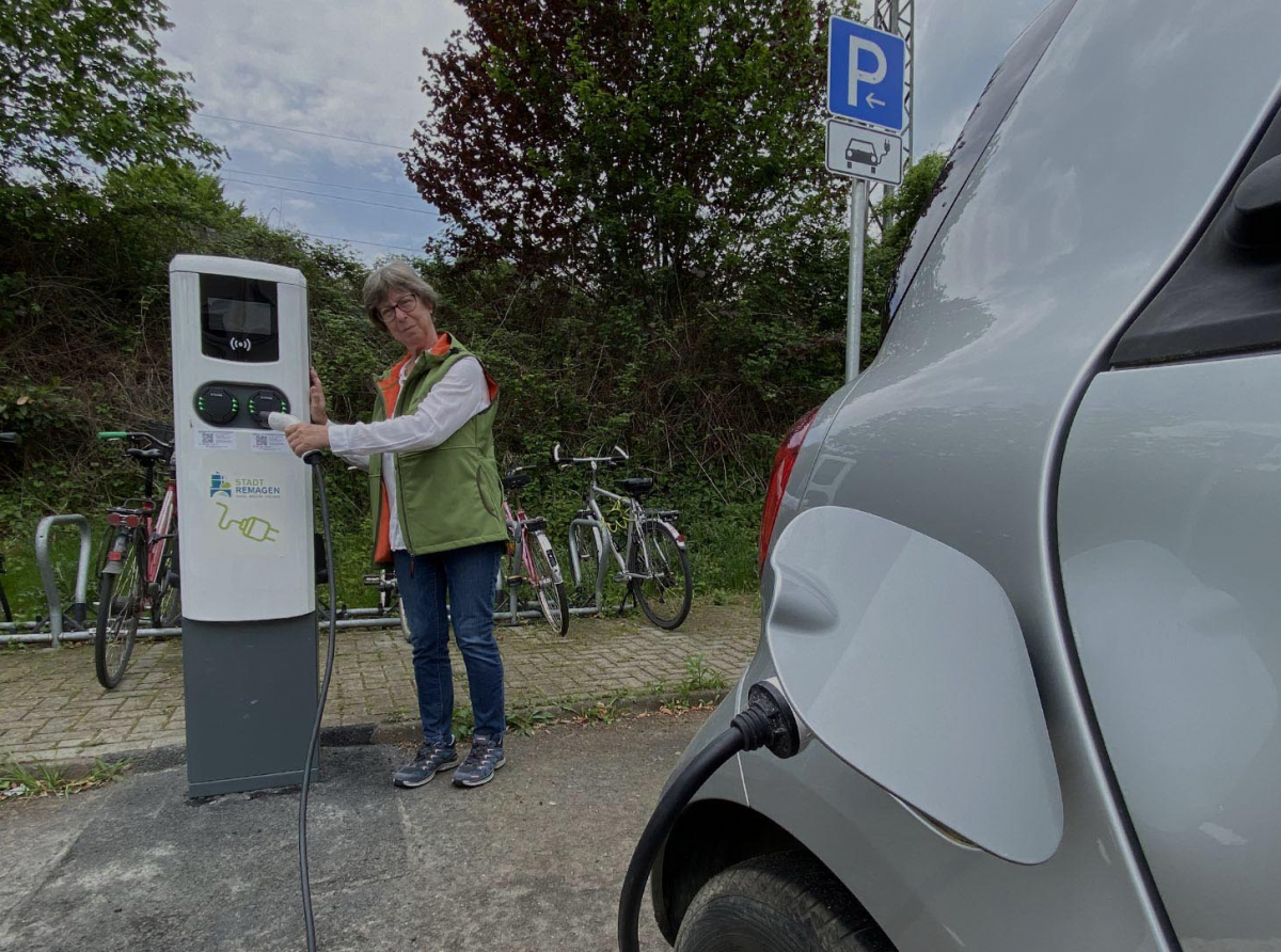 Neue Ladesaeule zum Aufladen von Elektroautos in Oberwinter