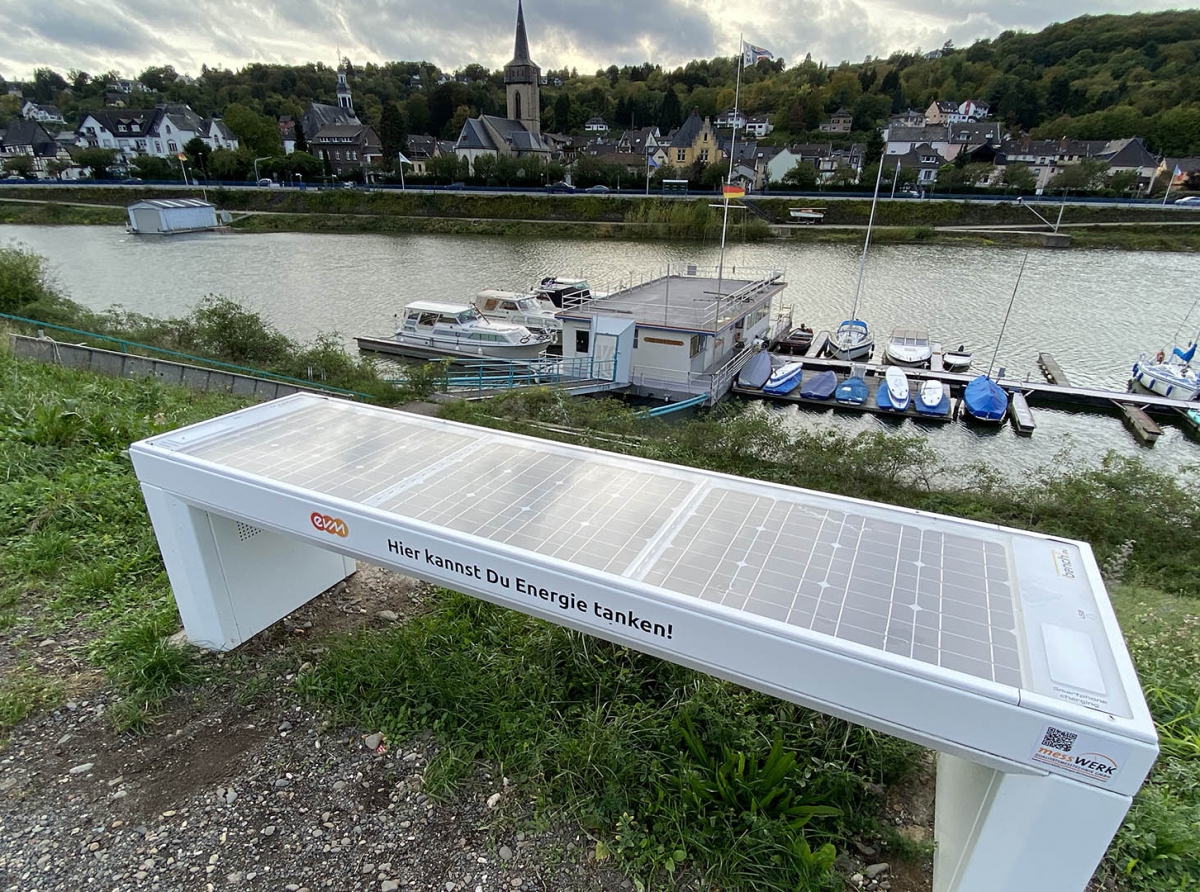 Solarbank auf dem Hafendamm in Oberwinter am Rhein
