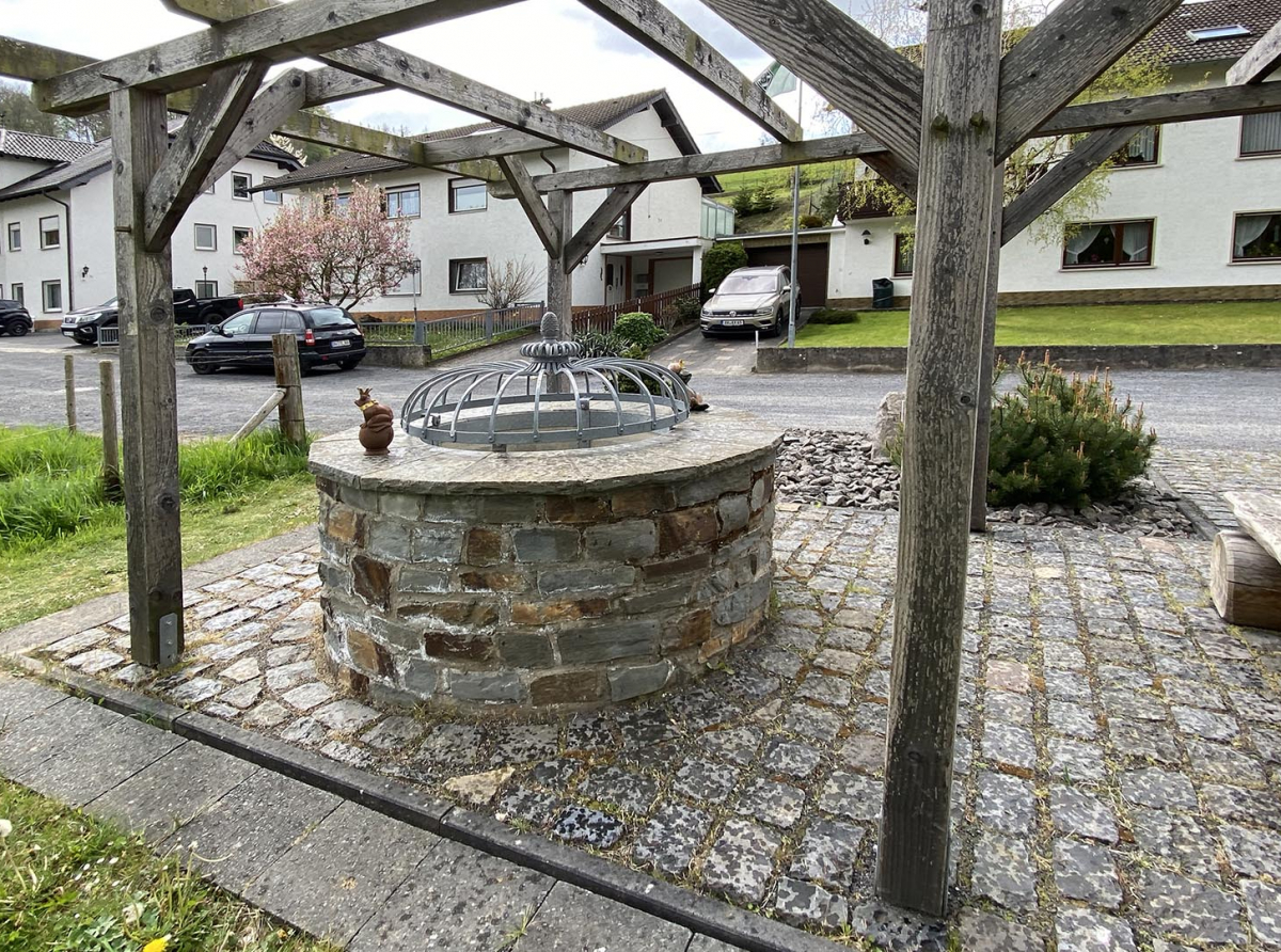 Neuer Brunnen in Bandorf - Oberwinter, Hafenort am Rhein bei Remagen