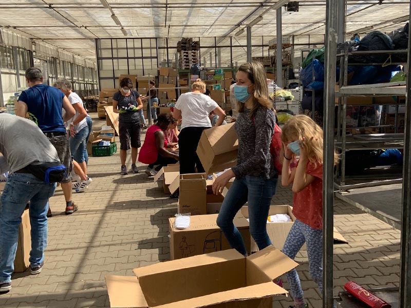 Oberwinterer Bürger helfen beim Sortieren von Hilfsgütern in Remagen