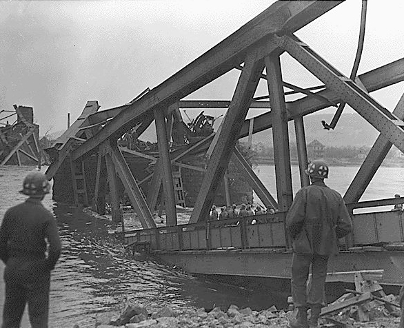 Oberwinter am Rhein - zerstörte Remagener Eisenbahbrücke 1945